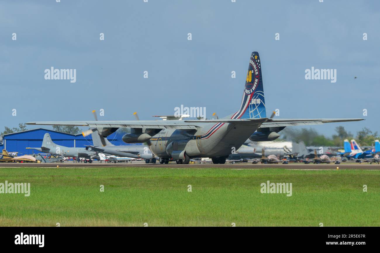 Langkawi, Malaysia - 28. Mai 2023. Royal Thai Air Force Lockheed C-130H Hercules (60110), spezielle Schwanzmarkierungen für das Rollen zum 40. Jubiläum für t Stockfoto
