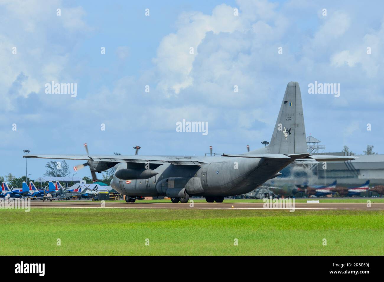 Langkawi, Malaysia - 28. Mai 2023. Lockheed C-130H-30 Hercules M30-16 TUDM von Royal Malaysian Air Force Rolling für den Start vom Flughafen Langkawi (LG Stockfoto