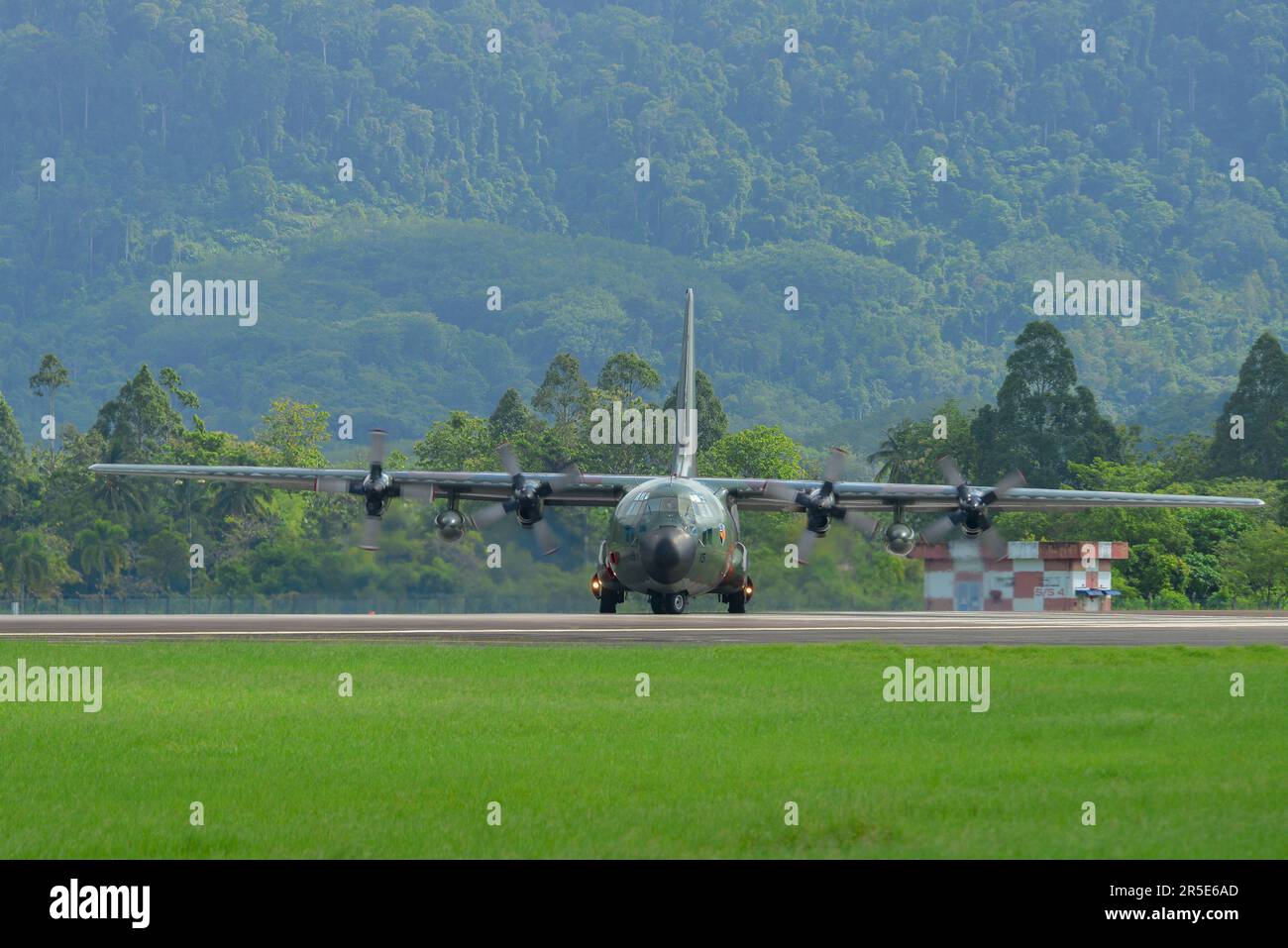 Langkawi, Malaysia - 28. Mai 2023. Indonesische Luftwaffe Lockheed C-130H (A-1315) Hercules Rolling für den Start vom Langkawi Airport (LGK), Malaysia. Stockfoto