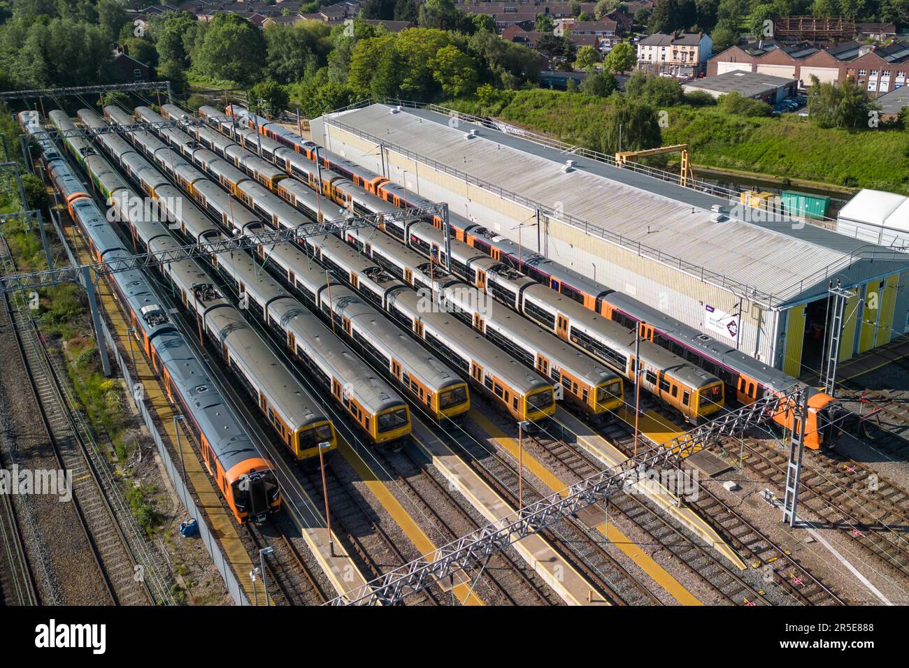 Winson Green, Birmingham, 3. Juni 2023 – die laufenden Lohnstreitigkeiten zwischen der Regierung und den ASLEF- und RMT-Gewerkschaften haben am Samstag zur Schließung eines fast gesamten Bahnnetzes geführt. Die Züge wurden im Soho Traction Maintenance Depot (TMD) abgestellt und ungenutzt gelassen, da beide Gewerkschaften die von der Regierung unterbreiteten Gehaltsangebote abgelehnt haben, wobei ihre Mitglieder nach wie vor eine starke Unterstützung für Arbeitskampfmaßnahmen finden. Kredit: Stop Press Media/Alamy Live News Stockfoto