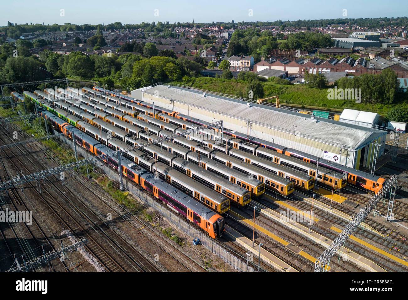 Winson Green, Birmingham, 3. Juni 2023 – die laufenden Lohnstreitigkeiten zwischen der Regierung und den ASLEF- und RMT-Gewerkschaften haben am Samstag zur Schließung eines fast gesamten Bahnnetzes geführt. Die Züge wurden im Soho Traction Maintenance Depot (TMD) abgestellt und ungenutzt gelassen, da beide Gewerkschaften die von der Regierung unterbreiteten Gehaltsangebote abgelehnt haben, wobei ihre Mitglieder nach wie vor eine starke Unterstützung für Arbeitskampfmaßnahmen finden. Kredit: Stop Press Media/Alamy Live News Stockfoto