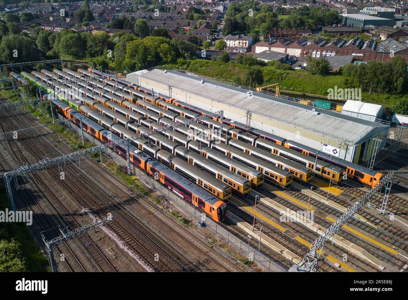 Winson Green, Birmingham, 3. Juni 2023 – die laufenden Lohnstreitigkeiten zwischen der Regierung und den ASLEF- und RMT-Gewerkschaften haben am Samstag zur Schließung eines fast gesamten Bahnnetzes geführt. Die Züge wurden im Soho Traction Maintenance Depot (TMD) abgestellt und ungenutzt gelassen, da beide Gewerkschaften die von der Regierung unterbreiteten Gehaltsangebote abgelehnt haben, wobei ihre Mitglieder nach wie vor eine starke Unterstützung für Arbeitskampfmaßnahmen finden. Kredit: Stop Press Media/Alamy Live News Stockfoto