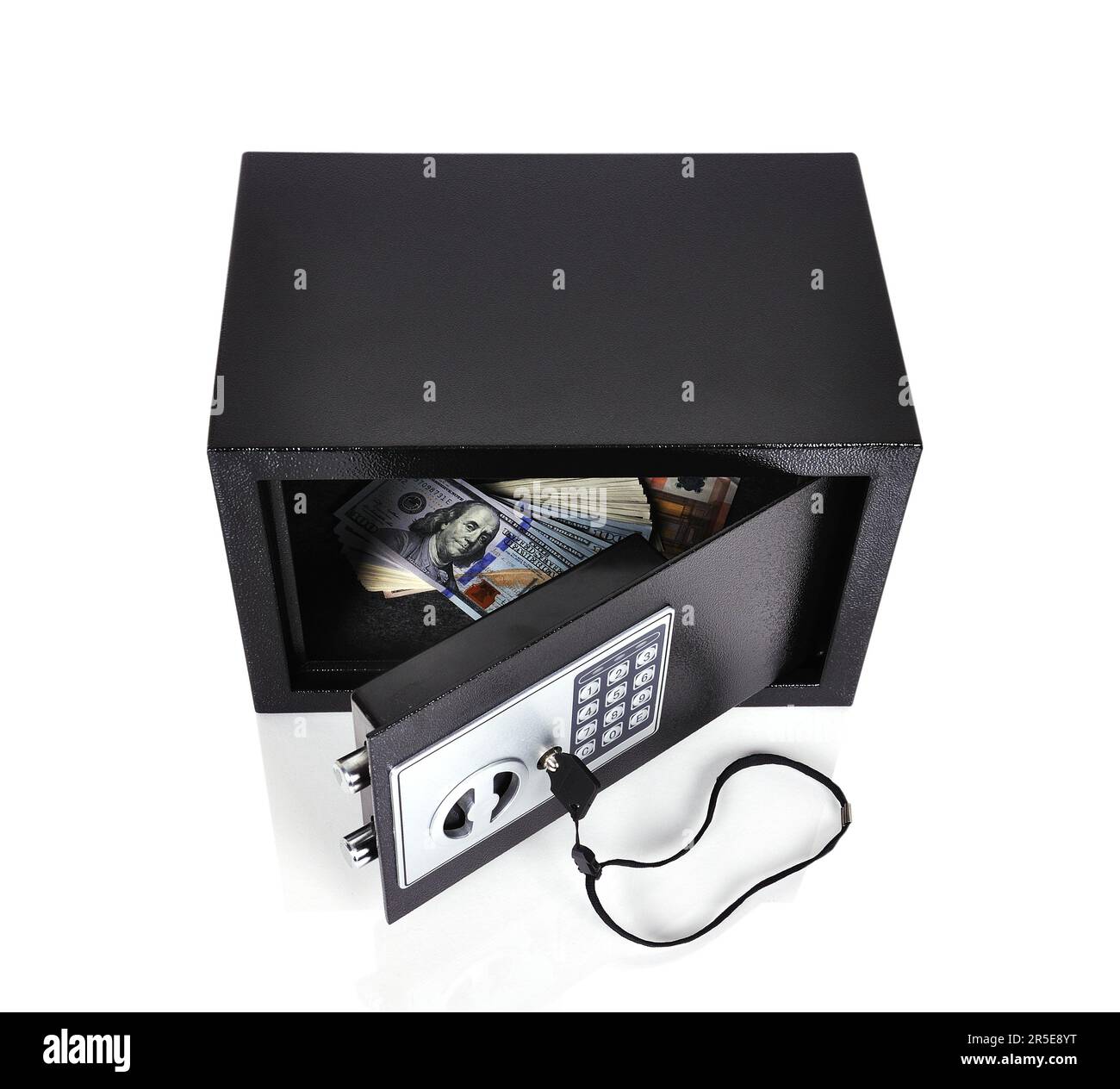 Öffnen Sie den Safe mit dem Geld isoliert auf weiß Stockfoto