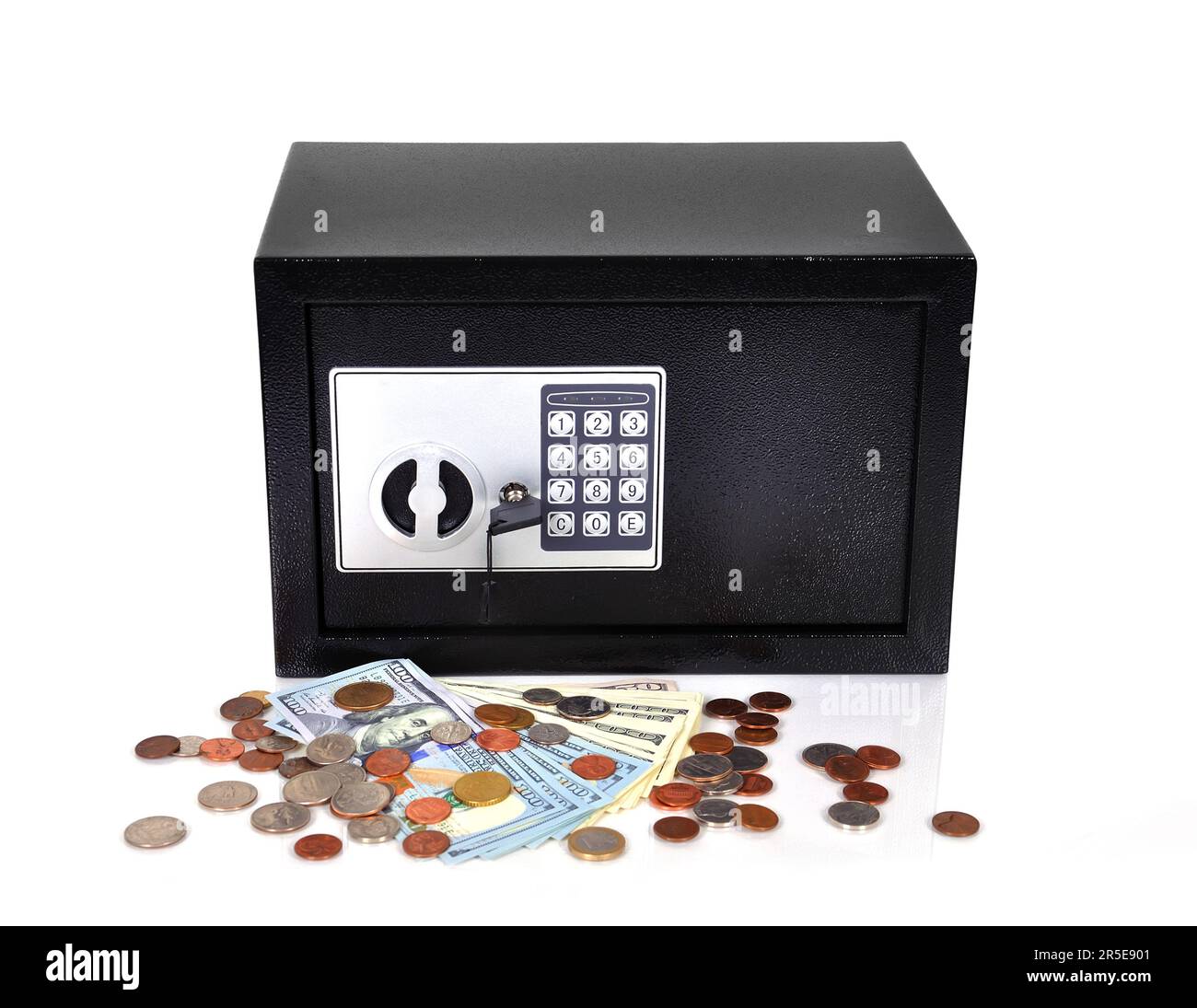 Schließen Sie den Safe mit Dollar und Cent isoliert auf weiß Stockfoto