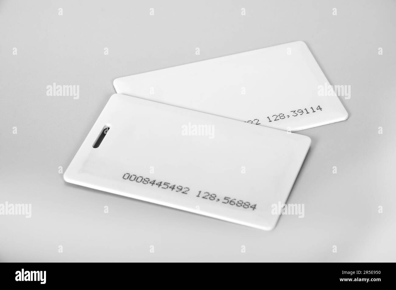 Zwei weiße RFID-Karten, Nahaufnahme Stockfoto