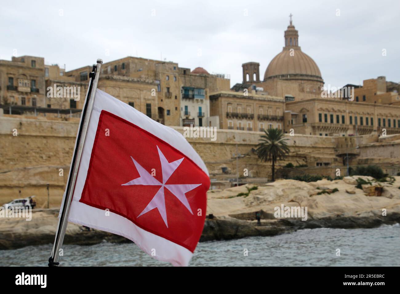 Maltesische Flagge bei einer Kreuzfahrt im Großen Hafen von Valletta, Malta Stockfoto