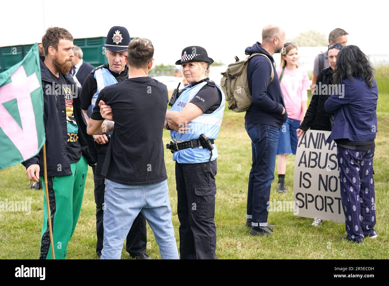 Vor dem Derby Day des 2023 Derby Festivals auf der Epsom Downs Rennbahn, Epsom, spricht die Polizei mit der Tierschutzprotestgruppe Animal Rising. Foto: Samstag, 3. Juni 2023. Stockfoto