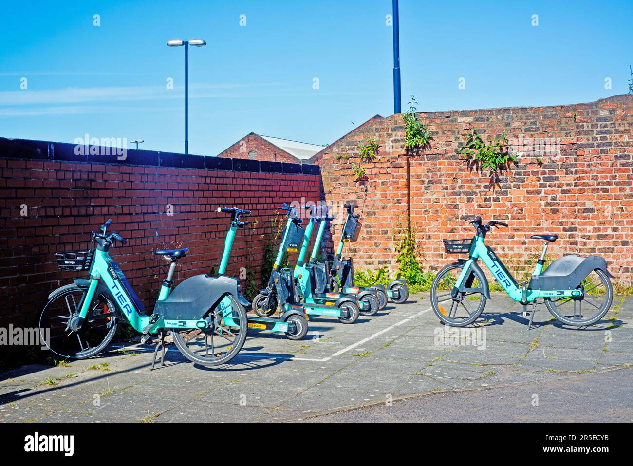 Elektrische Fahrräder und Motorroller, Holgate, York, Yorkshire, England Stockfoto