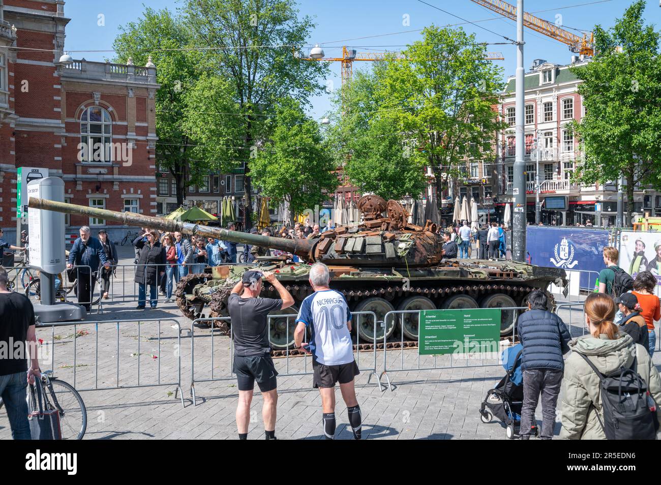Die Leute sehen sich einen kaputten russischen Panzer in Amsterdam, Holland an Stockfoto