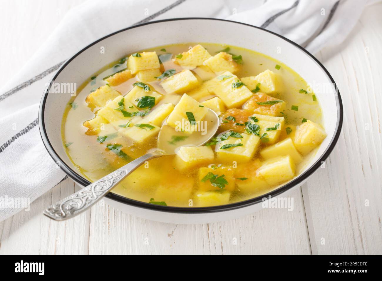 Imperial Soup Zuppa Imperiale ist eine typische bolognesische Suppe flauschige Semolina-Teig wird gebacken, dann in Würfel zerlegt und mit einer Nahbouillon gekocht Stockfoto