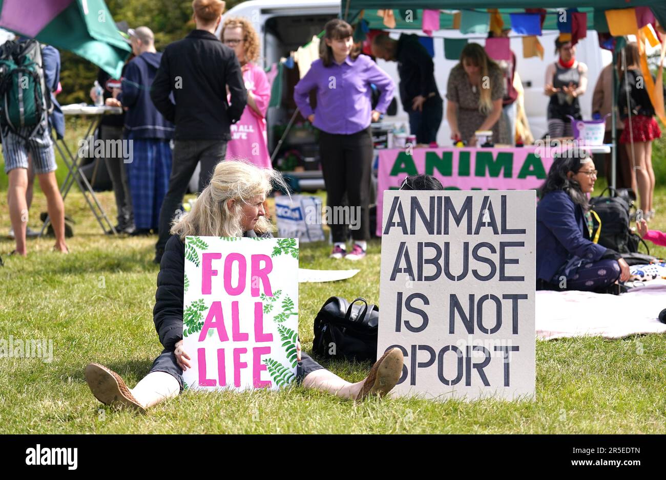 Tierschutzprotestgruppe Animal Rising mit Schildern vor dem Eingang der Rennstrecke vor dem Derby Day des 2023 Derby Festivals auf der Epsom Downs Rennbahn, Epsom. Foto: Samstag, 3. Juni 2023. Stockfoto