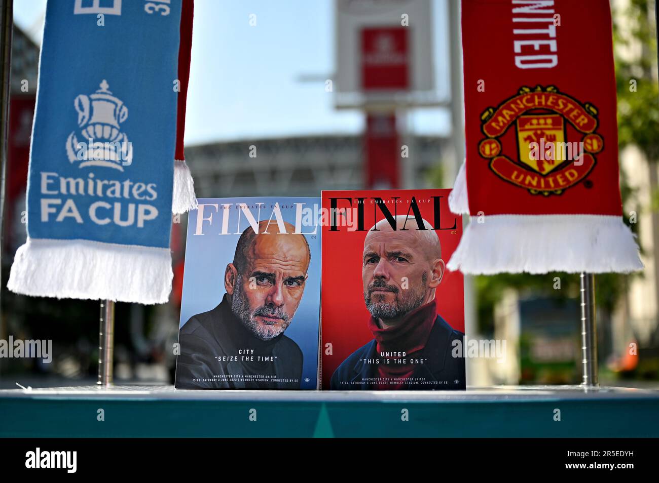 London, Großbritannien. 3. Juni 2023. Die Fans von Manchester City und Manchester United treffen sich vor dem Wembley Stadium vor dem FA Cup im Wembley Stadium, London. Das Bild sollte lauten: Gary Oakley/Sportimage Credit: Sportimage Ltd/Alamy Live News Stockfoto