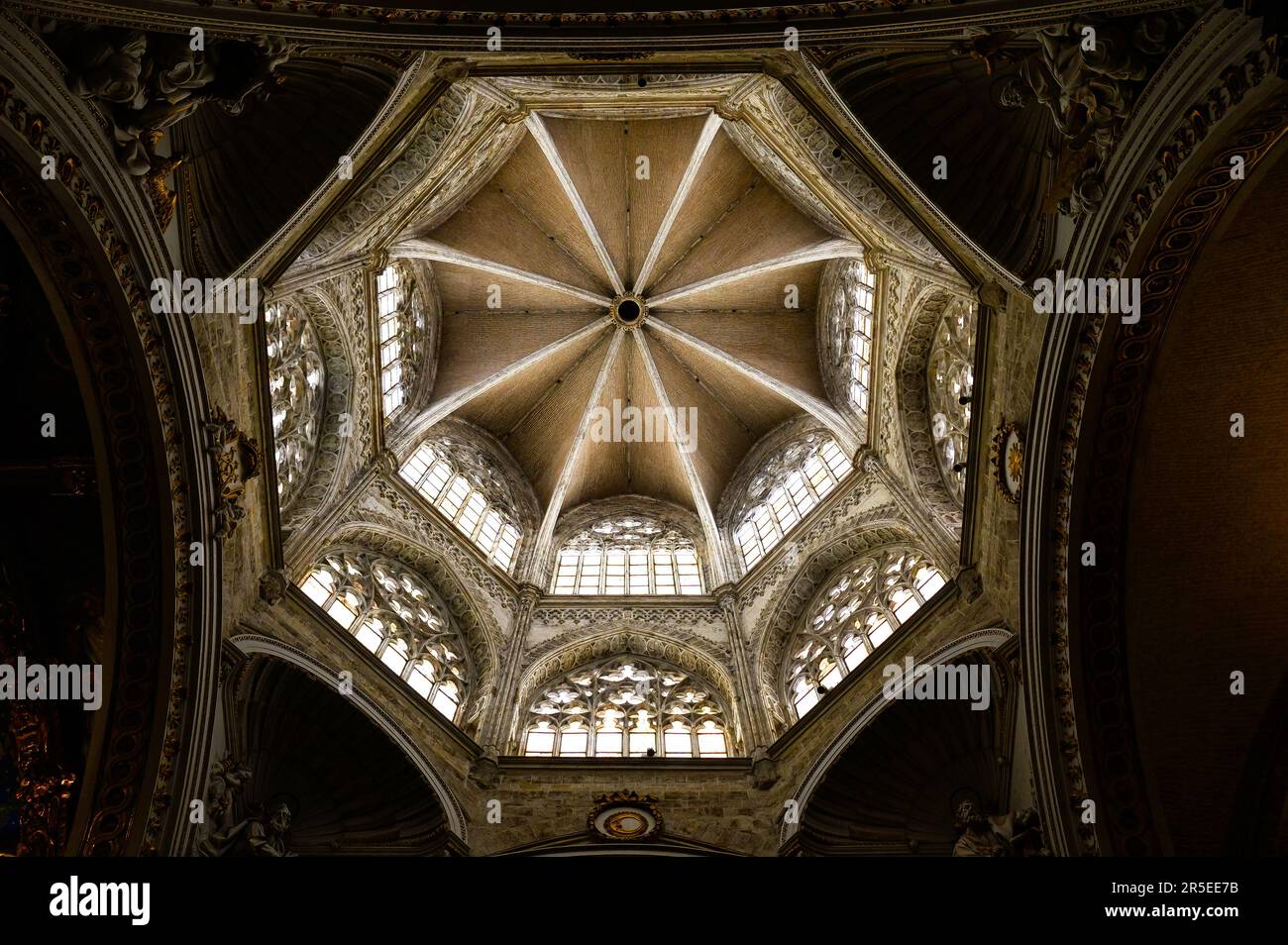 Valencia, Spanien - 17. Juli 2022: Kuppel oder Kuppel mit Oberlichtern. Architektonische Innenelemente in der Metropolitanischen Kathedrale – Basilika Assumpti Stockfoto