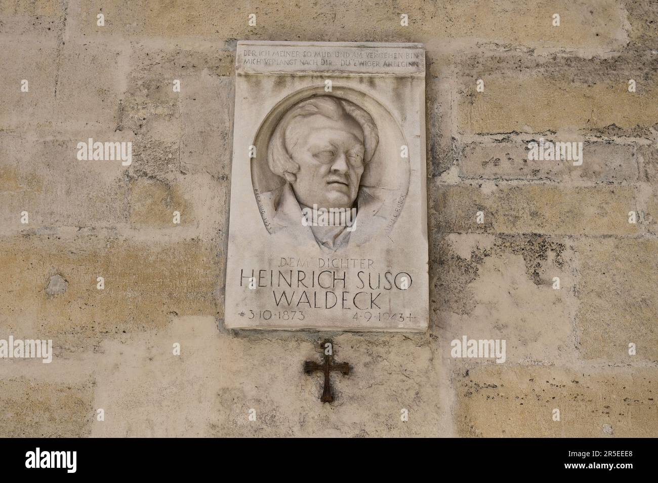Wien, Österreich. Gedenkplakette für den Dichter Heinrich Suso Waldeck an der Außenfassade der Kirche Maria am Gestade Stockfoto
