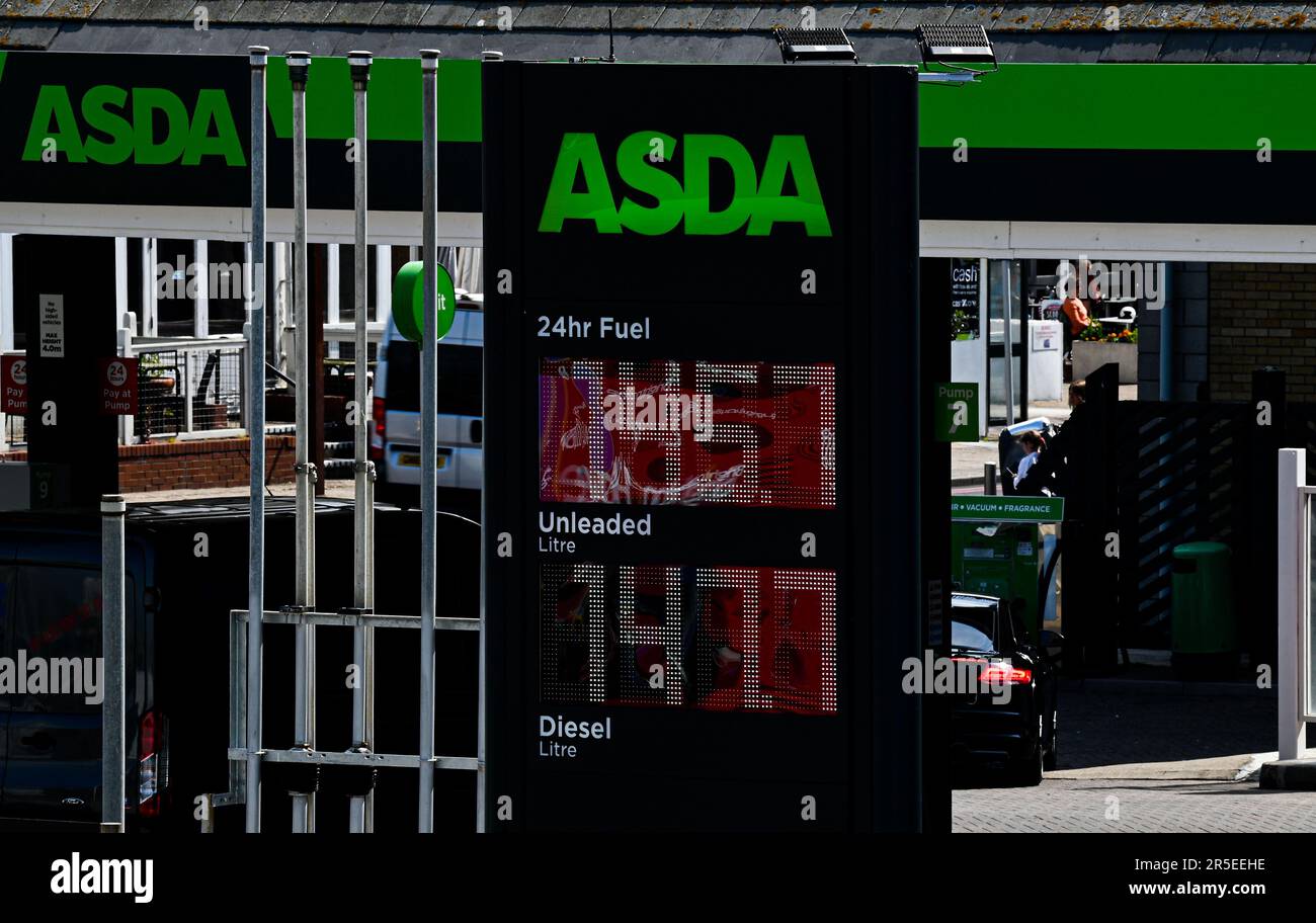 Brighton UK 3. Juni 2023 - die Kraftstoffpreise an einer Asda-Tankstelle in Brighton sinken weiter, wobei sowohl bleifreies Benzin als auch Diesel in den meisten Werkstätten im Vereinigten Königreich unter £1,50 Euro pro Liter fallen : Credit Simon Dack / Alamy Live News Stockfoto