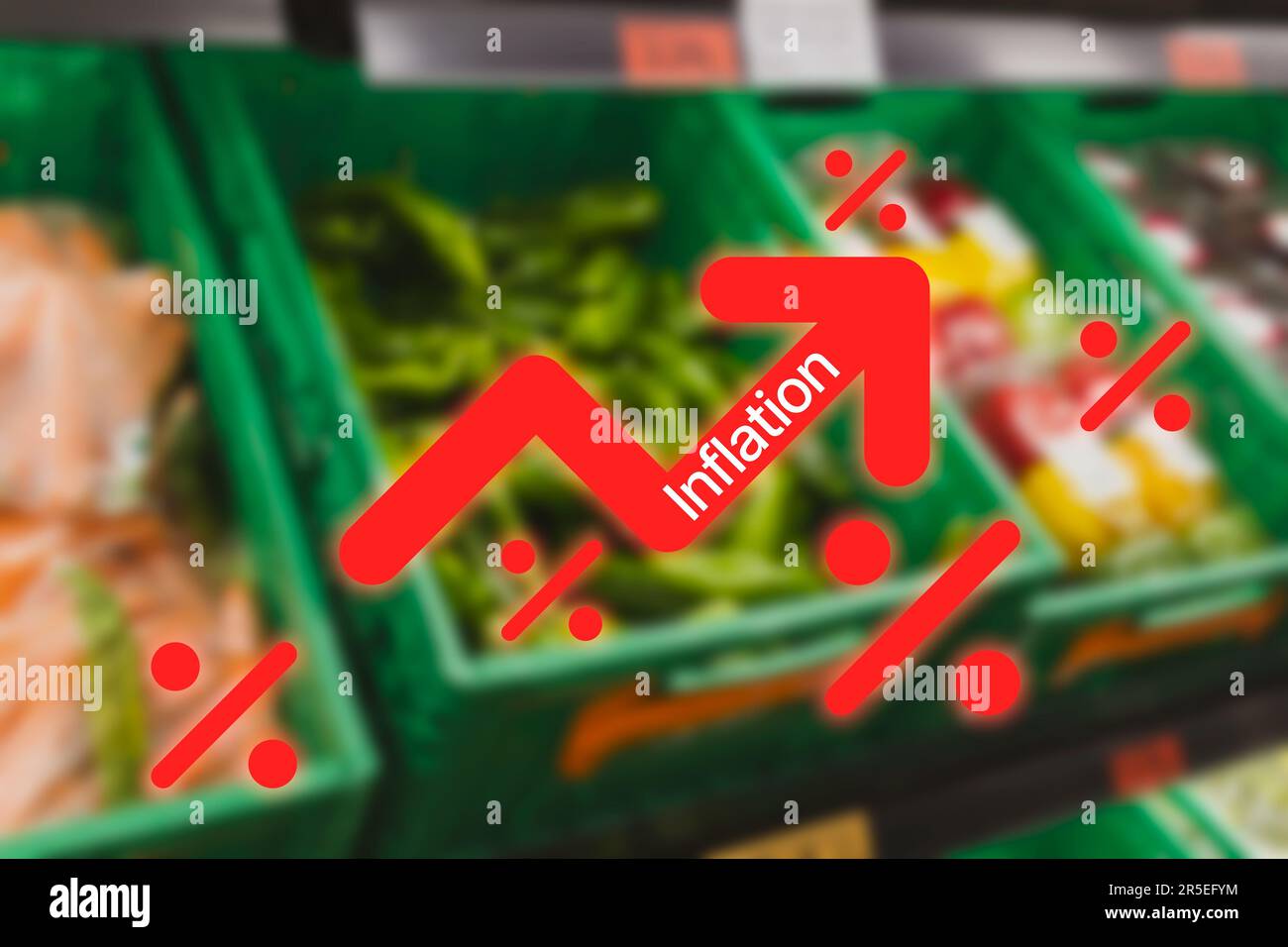 Die Finanzkrise um die Inflation. Verschwommenes Foto von Lebensmitteln, Obst und Gemüse im Supermarkt als Hintergrund. Höhere Preisinflation. Stockfoto