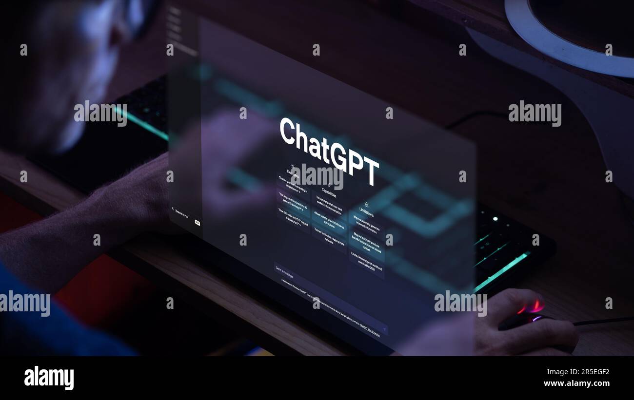 Ein Schüler bittet um einen Chat mit GPT, um eine Hausaufgabe zu schreiben. Jemand verwendet den Open AI-Chat, um ein Dokument zu entwerfen, und bittet ChatGpt, seine Arbeit zu erledigen Stockfoto