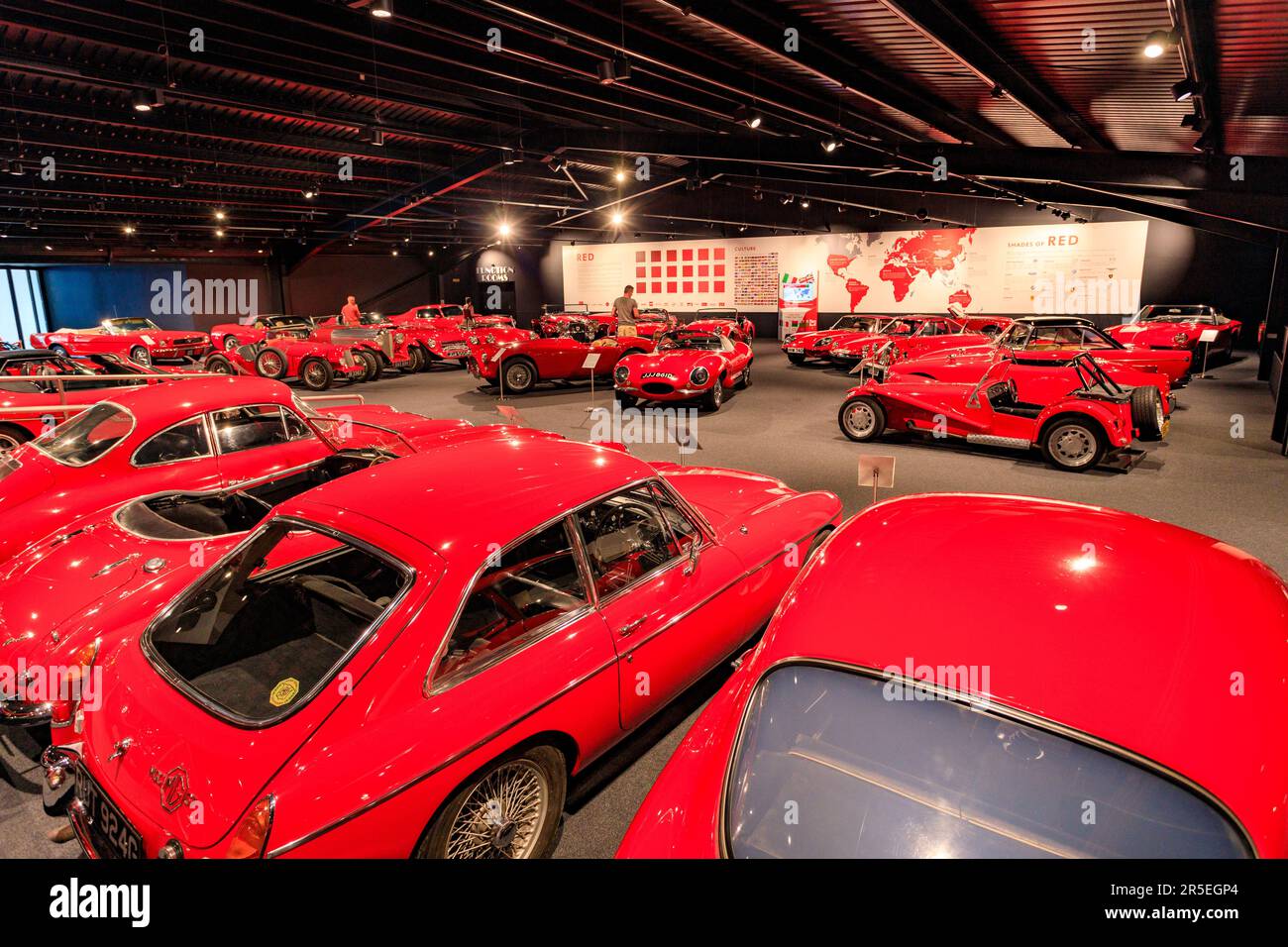 Viele verschiedene Rottöne im roten Raum im Haynes International Motor Museum, Sparkford, Somerset, Großbritannien Stockfoto