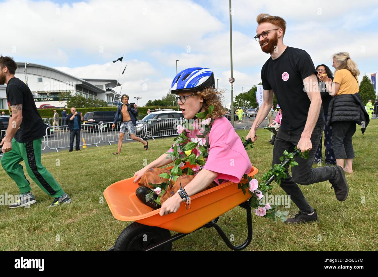 Epsom Downs Surrey, Großbritannien. 3. Juni 2023 Animal Rising Stage ein eintägiger Protest vor der Epsom Derby Racetrack. Die Tieraktivisten organisierten einen Tag mit Reden, Musik und lustigen Aktivitäten. Kredit: Andrea Domeniconi/Alamy News Stockfoto