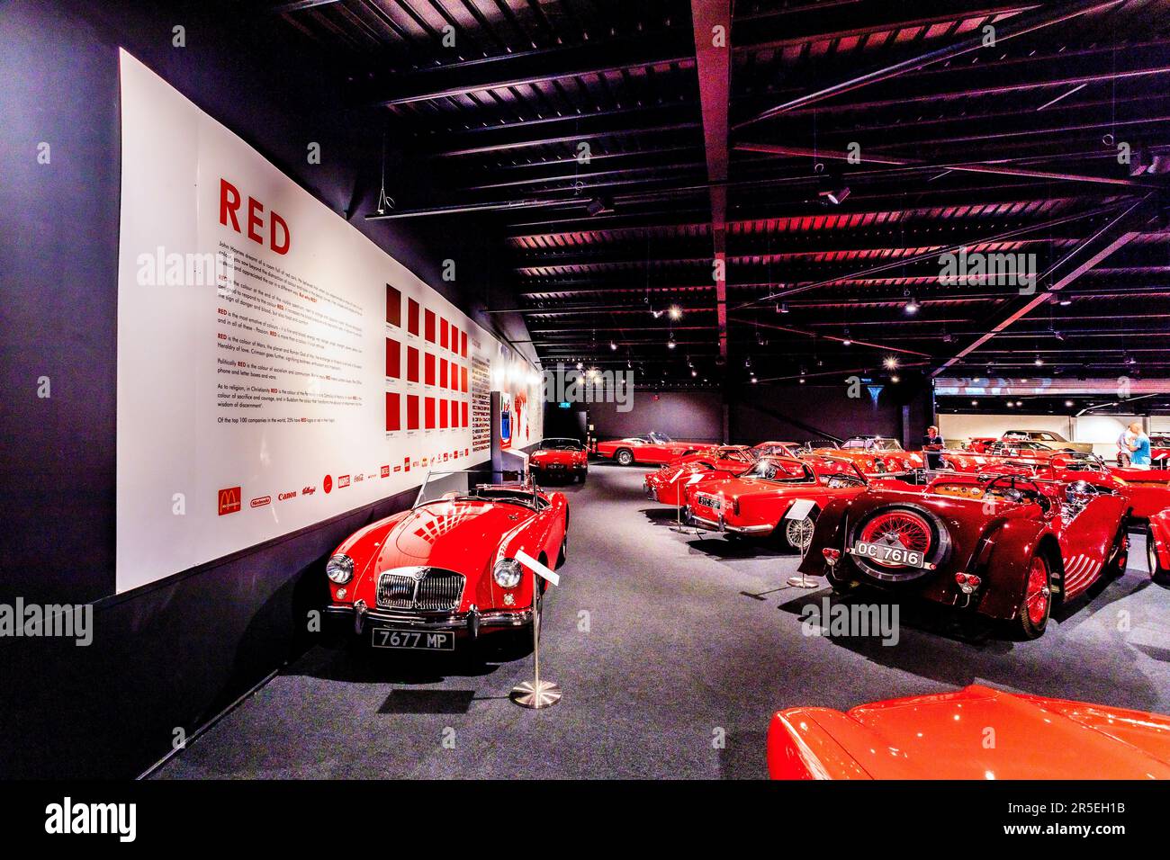 Viele verschiedene Rottöne im roten Raum im Haynes International Motor Museum, Sparkford, Somerset, Großbritannien Stockfoto
