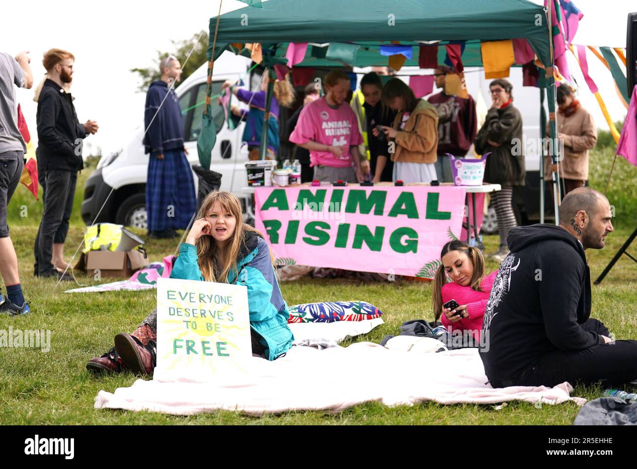 Mitglieder der Protestgruppe Animal Rising demonstrieren beim Derby Festival auf der Epsom Downs Racecourse, Epsom, in der Nähe des Rennbahneingangs, nachdem ihnen der Platz vom Jockey Club zugewiesen wurde. Foto: Samstag, 3. Juni 2023. Stockfoto