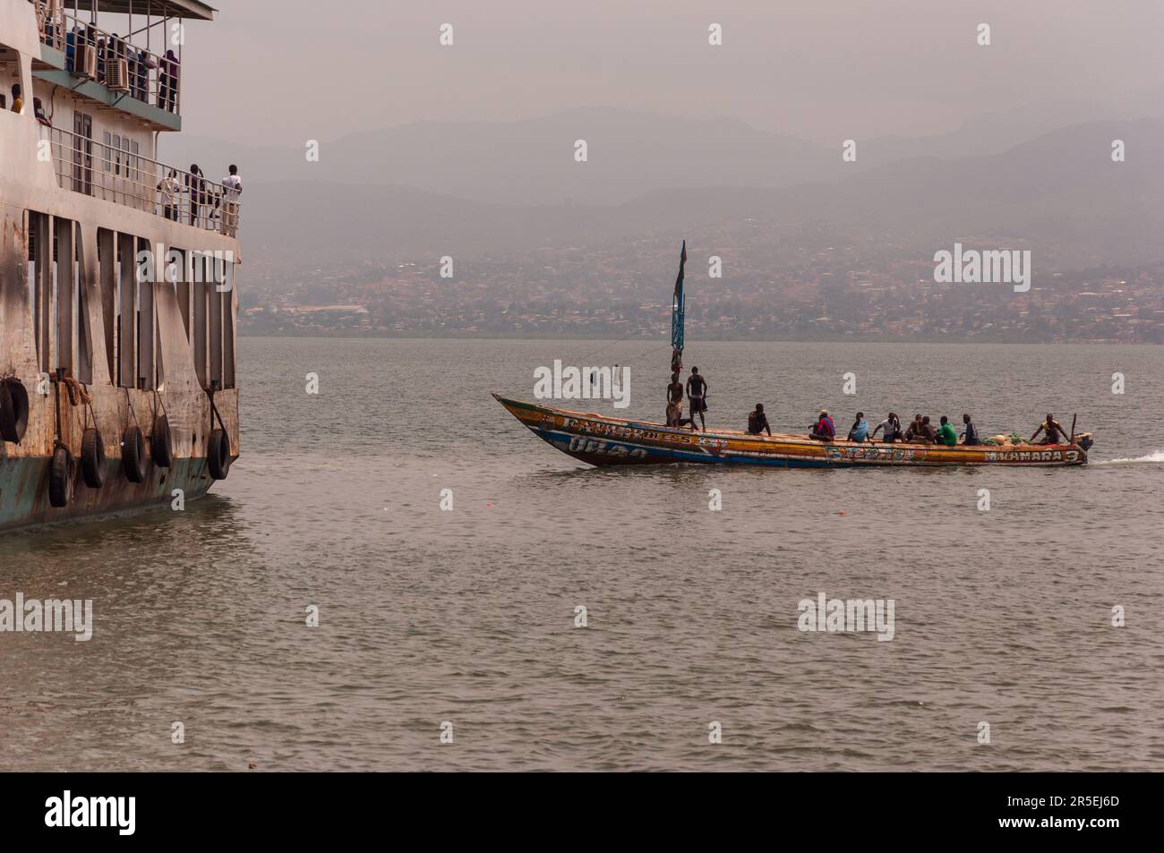 Die Fähre legte um 2011 am Pier Lungi-Town in Sierra Leone an Stockfoto