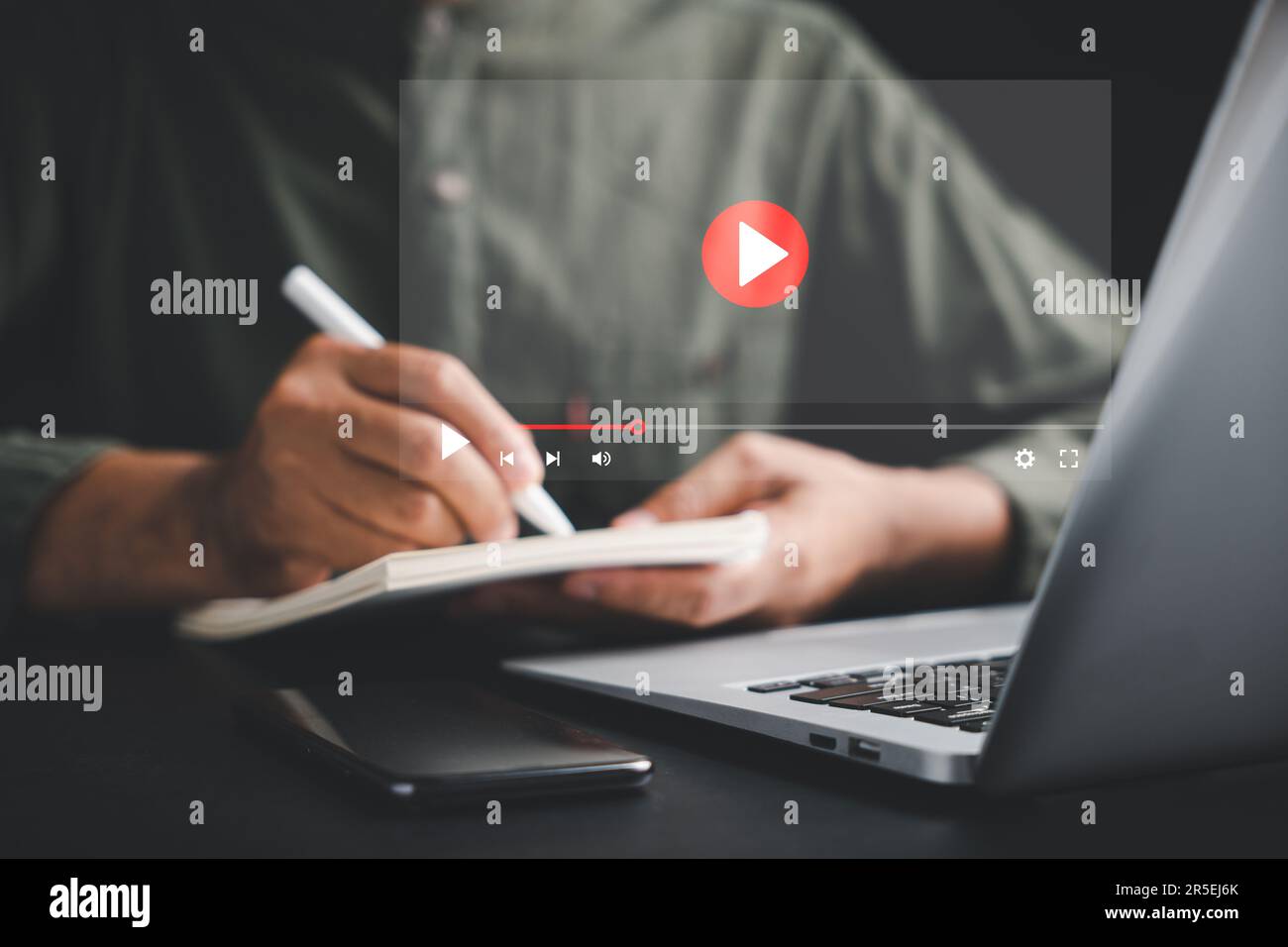 Schüler, die mit einem Computer in E-Learning und Online-Bildung vertieft sind Stockfoto