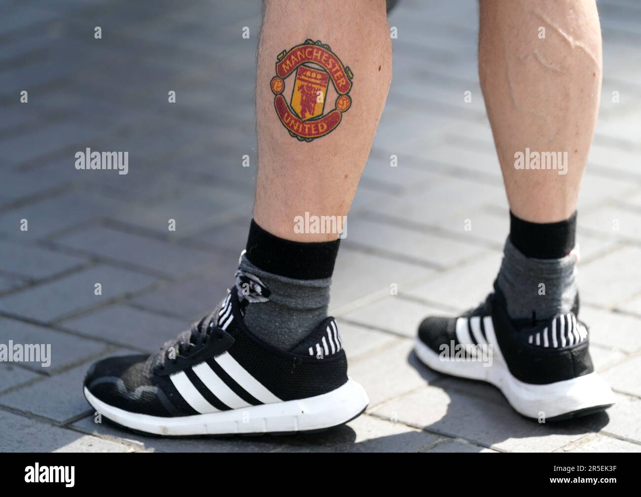 Ein detaillierter Blick auf ein Tattoo auf dem Bein eines Manchester United-Fans vor dem Emirates FA Cup-Finale im Wembley Stadium, London. Foto: Samstag, 3. Juni 2023. Stockfoto