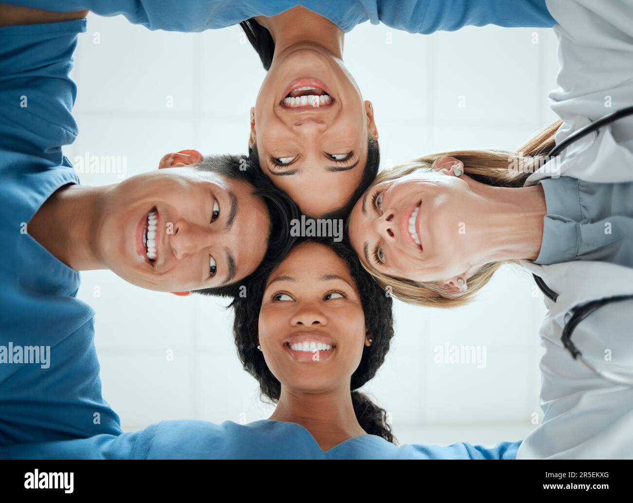 Glückliche Teamarbeit oder Gesichter von Ärzten, die mit einem Lächeln zusammenarbeiten, um Ziele im Gesundheitswesen zu erreichen. Lächeln, Teambildung oder schwacher Winkel von Schwestern Stockfoto
