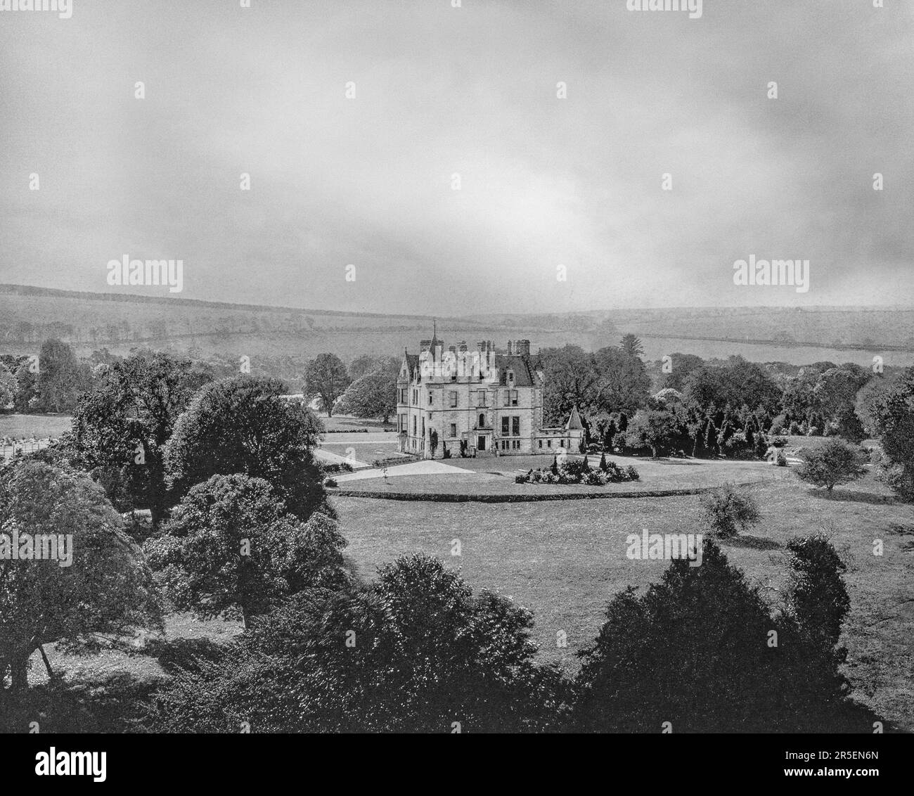 Ein Blick aus dem späten 19. Jahrhundert auf das Blarney House in Blarney, County Cork, Irland. Mitglieder der Familie Jefferyes bauten ein großes Haus in der Nähe des Burgturms aus dem 15. Jahrhundert. Es wurde durch Feuer zerstört und im Jahr 1874 ein Ersatzanwesen, erbaut im schottischen Baronialstil von John Lanyon von den Architekten Lanyon, Lynn und Lanyon, mit Blick auf einen nahe gelegenen See. Stockfoto
