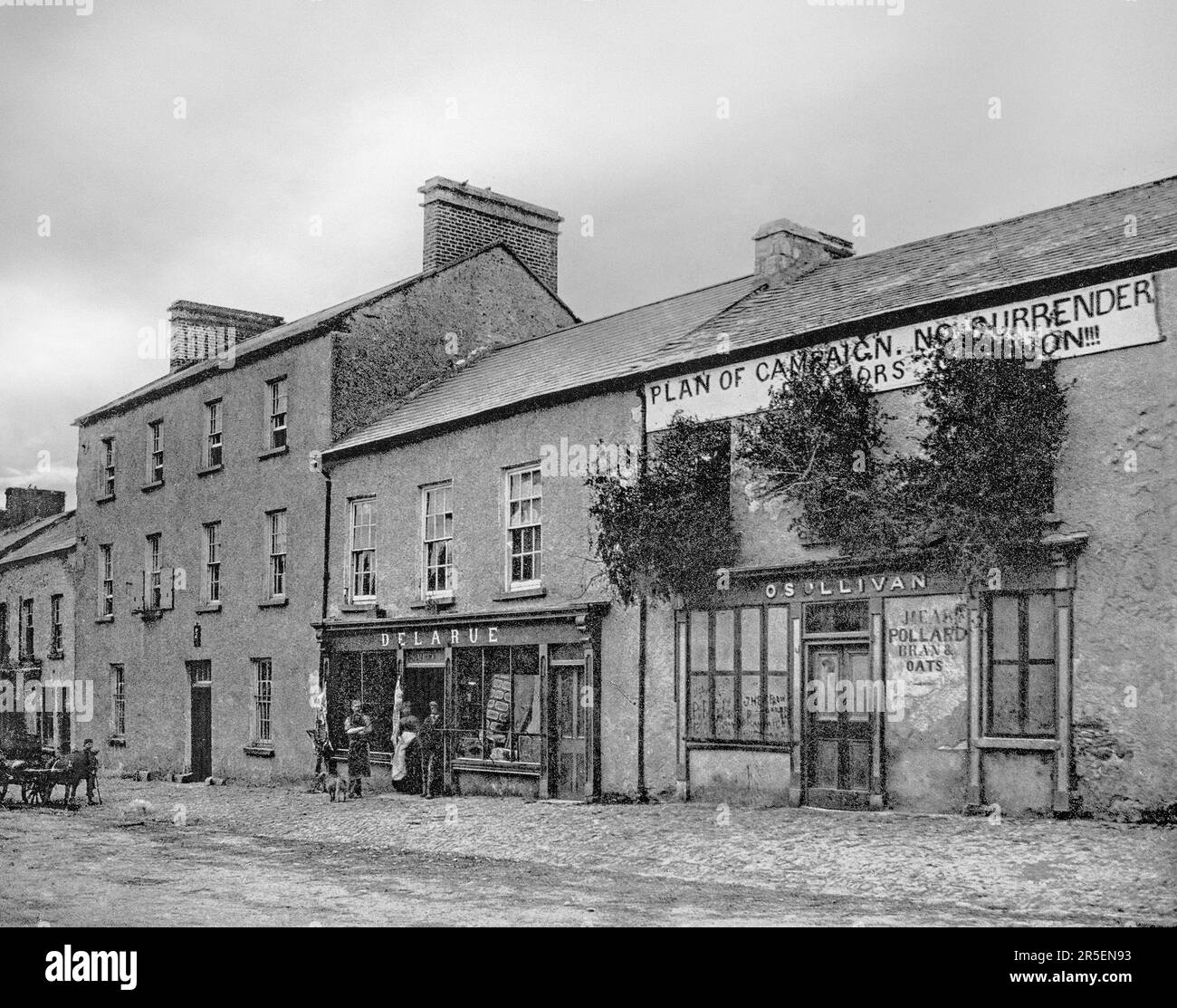 Mitchelstown aus dem späten 19. Jahrhundert, eine Stadt in der Grafschaft Cork, Irland. Damals ein stark nationalistisches Gebiet nach dem Massaker von Mitchelstown. Im Jahr 1887 organisierte die lokale Tenantry unter der Leitung von John Mandeville und William O'Brien, Abgeordneter, einen Mietstreik auf das Mitchelstown Estate, ein Protest vor dem Market House, in dem Mandeville und O'Brien vor Gericht gestellt wurden. Nach dem Gerichtskampf wurden drei Männer getötet und mehrere weitere verletzt. Stockfoto