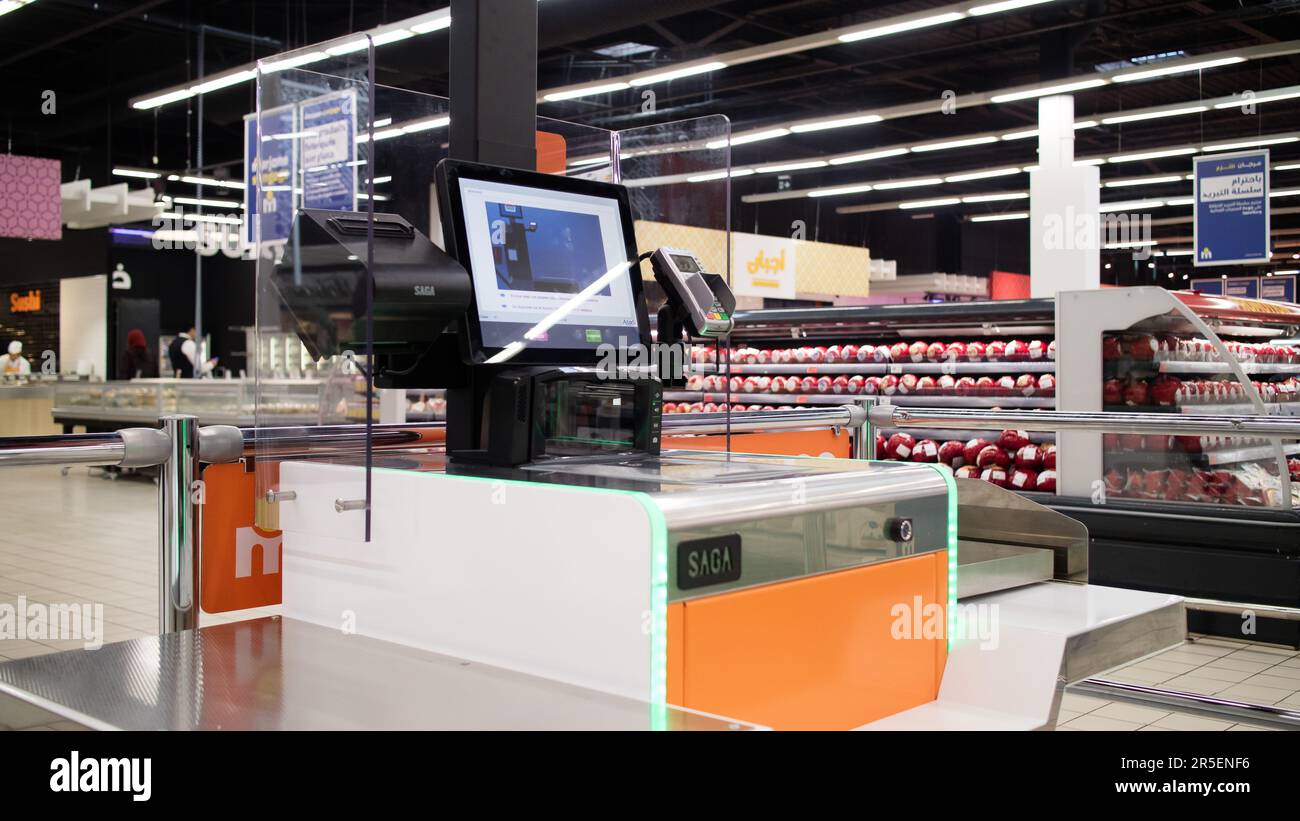 Self-Checkout-Station mit elektronischem Zahlungsterminal im Supermarkt Stockfoto