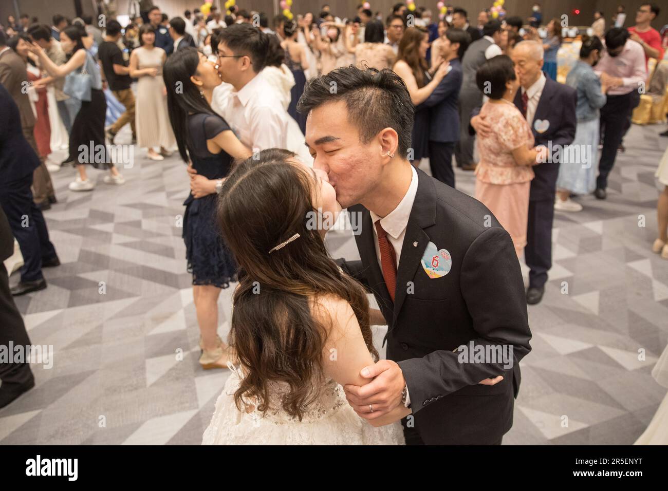 Frisch verheiratete Paare nehmen am 2023. Juni an einer Gruppenhochzeit Teil, die von Taipeh City in Taiwan abgehalten wird Stockfoto