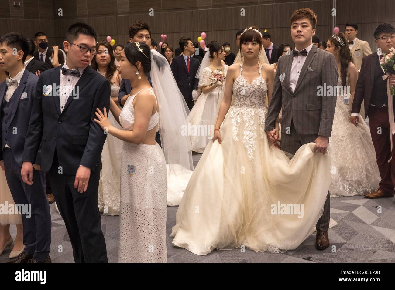 Frisch verheiratete Paare nehmen am 2023. Juni an einer Gruppenhochzeit Teil, die von Taipeh City in Taiwan abgehalten wird Stockfoto