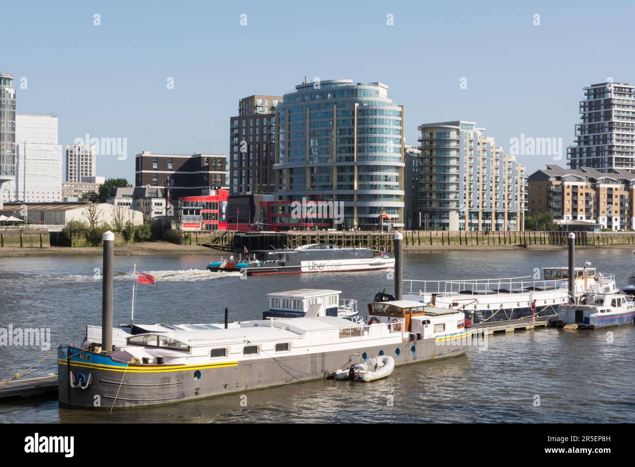 Ein Thames Clipper Uber Boot vorbei am London Heliport, Lombard Road, Battersea, London, SW11, England, Großbritannien Stockfoto