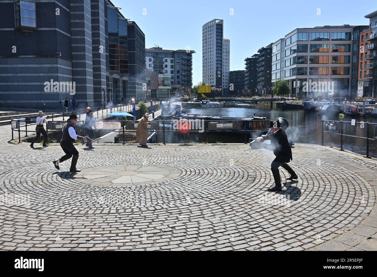 Leeds, West Yorkshire, Vereinigtes Königreich, 3. Juni 2023. Mittags westliche Schießerei am Leeds Dock. Die Aufführung im Open-Air-Amphitheater wird bis zum 4. Juni für das benachbarte Royal Armouries Museum veranstaltet. Kredit: Paul Biggins/Alamy Live News Stockfoto