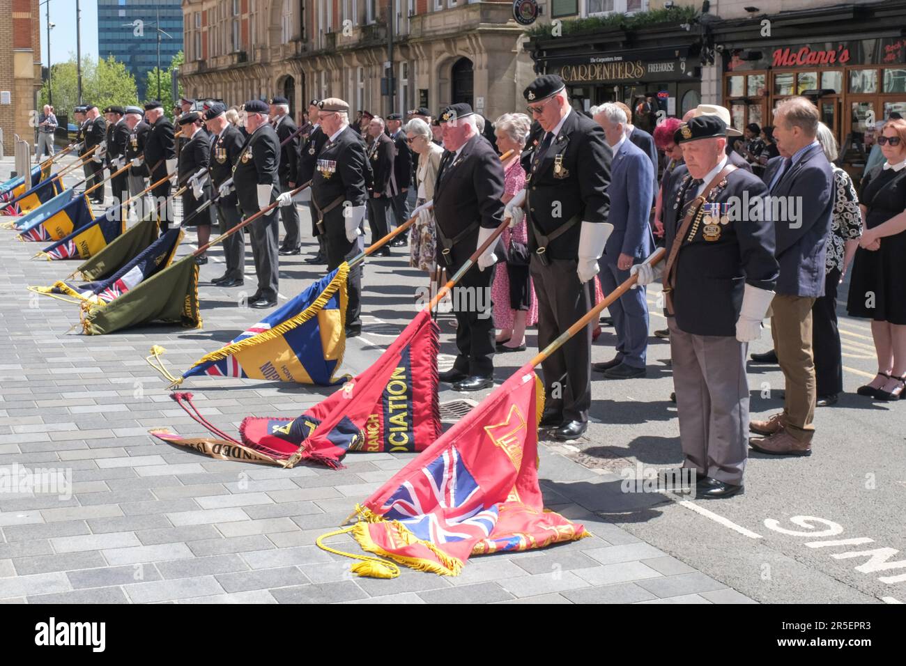 Newport, Wales, Großbritannien. 3. Juni 2023. Banner wurden stolz gehalten, und Medaillen, die alte Soldaten trugen, marschierten zur Gedenkfeier des D-Day, um den Jahrestag der D-Day Invasion zu feiern. Die jährliche Parade wird von der Vereinigung der königlichen walisischen Genossen organisiert und ist die erste seit dem Ende der Pandemie. Newports Gedenkstätte erinnert an die Männer des 2. Bataillons der walisischen Grenzgänger, die am 6. Juni 1944 in der Gold Beach Normandie gelandet sind. Kredit: JMF News/Alamy Live News Stockfoto