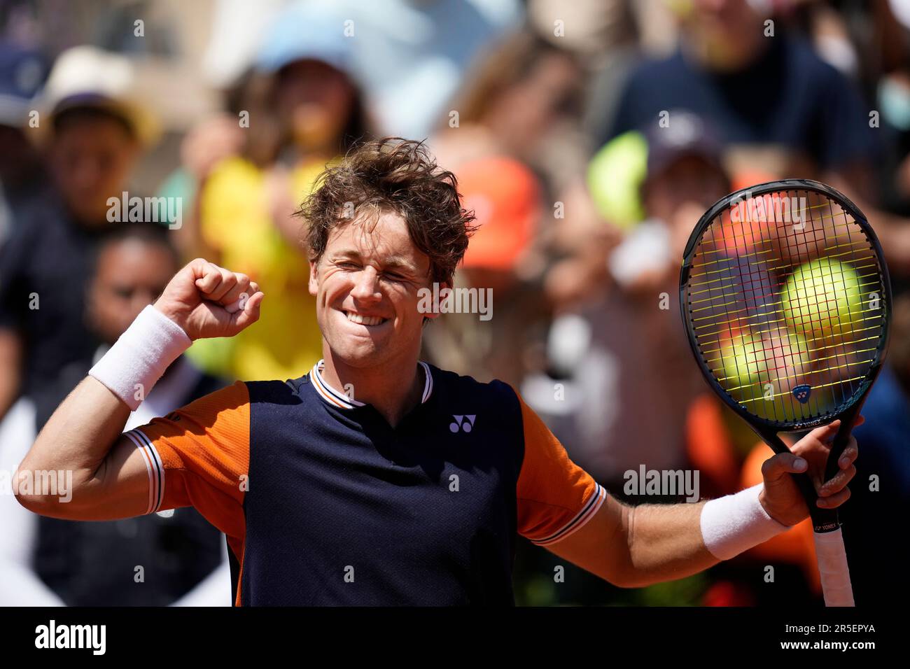 Norway's Casper Ruud celebrates winning his third round match of the French Open tennis tournament against China's Zhang Zhizhen, at the Roland Garros stadium in Paris, Saturday, June 3, 2023. (AP Photo/Christophe Ena) Stockfoto