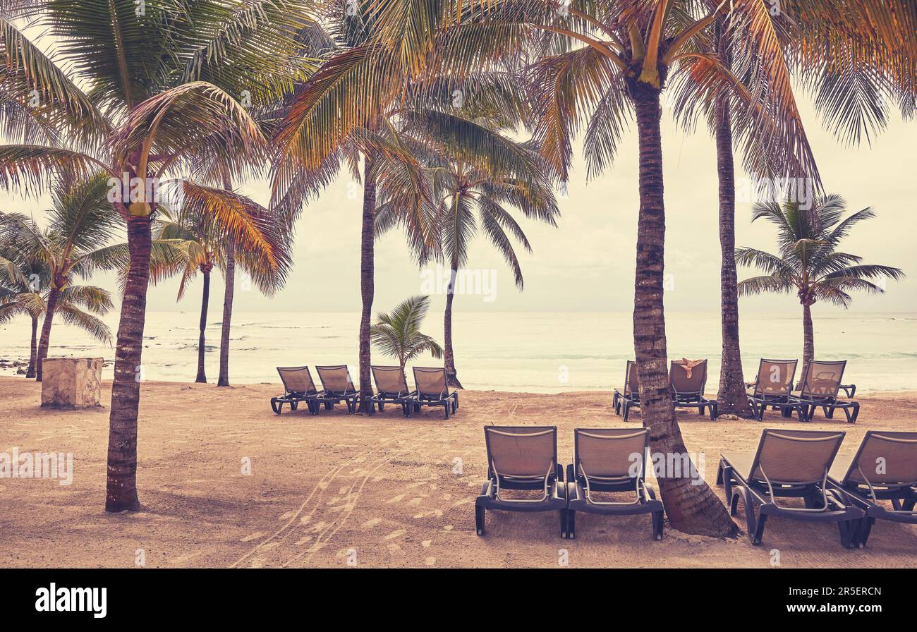 Foto eines tropischen Strands in Retro-Farben. Stockfoto