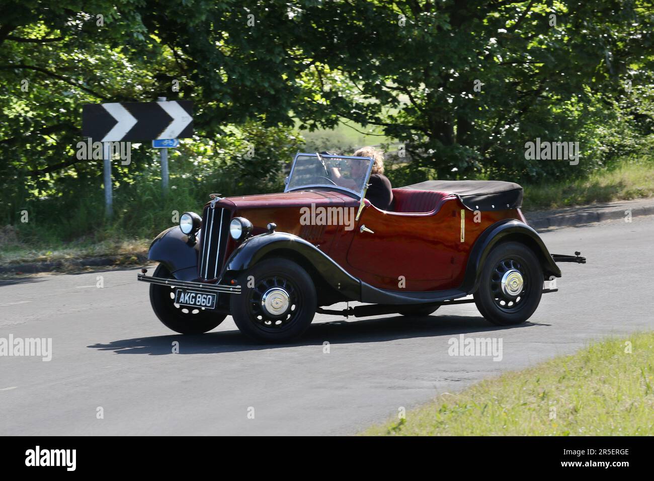 1937 30s Thirties Red Black MORRIS Sedan 885 cm3 Roadster mit offenem Oberdeck, der in Chorley UK unterwegs ist Stockfoto