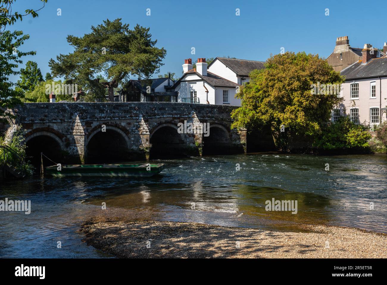 Klosterspaziergang, Christchurch, Großbritannien - 1. 2023. Juni: Steinbrücke über den Fluss Avon. Stockfoto