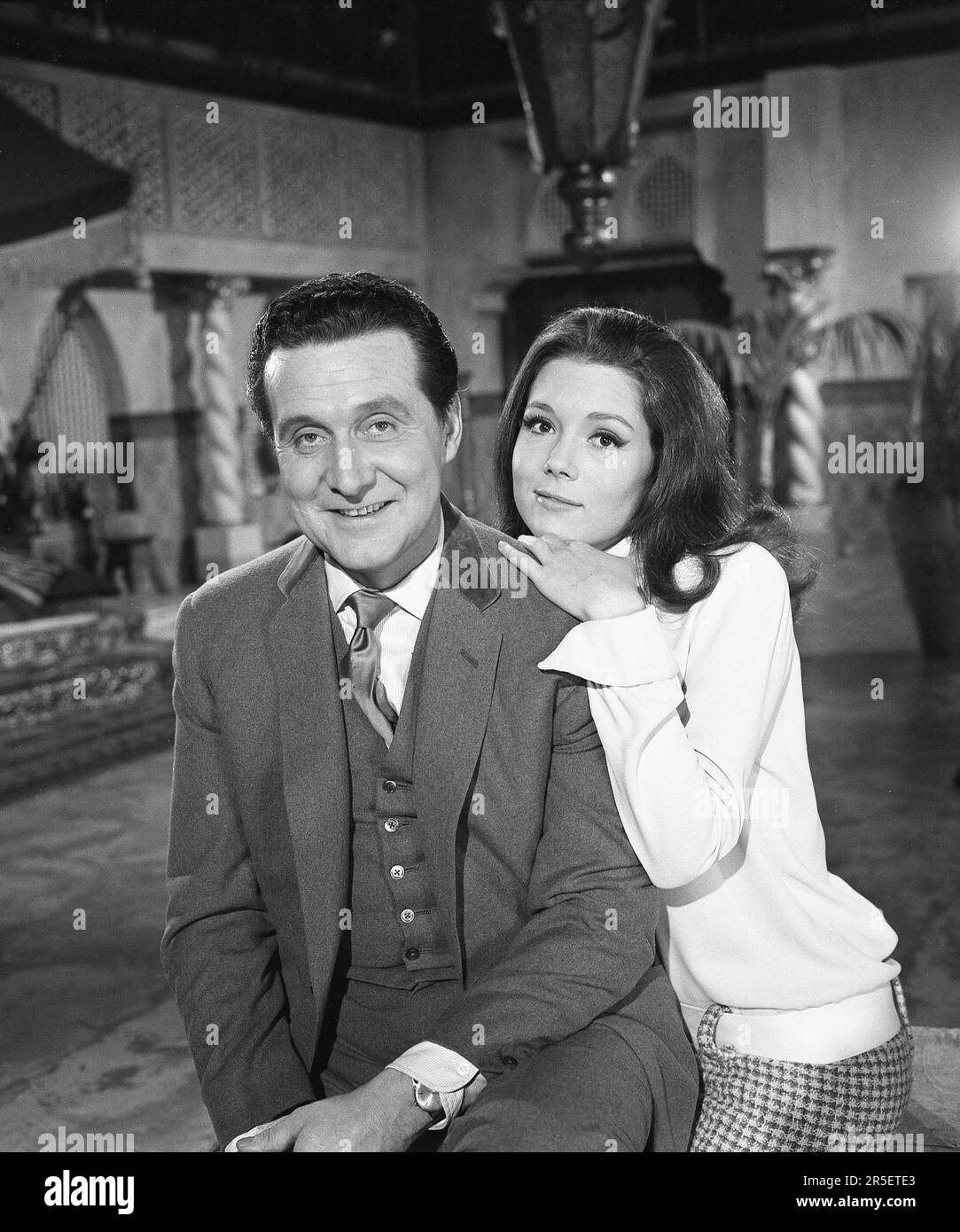 PATRICK MACNEE und DIANA RIGG am Set, ein ehrliches Porträt um 1966, während des Films des Farb-Tests für den amerikanischen Prolog für die TV-Serie THE AVENGERS Creator Sydney Newman ABC Weekend Television / Associated British Corporation Stockfoto