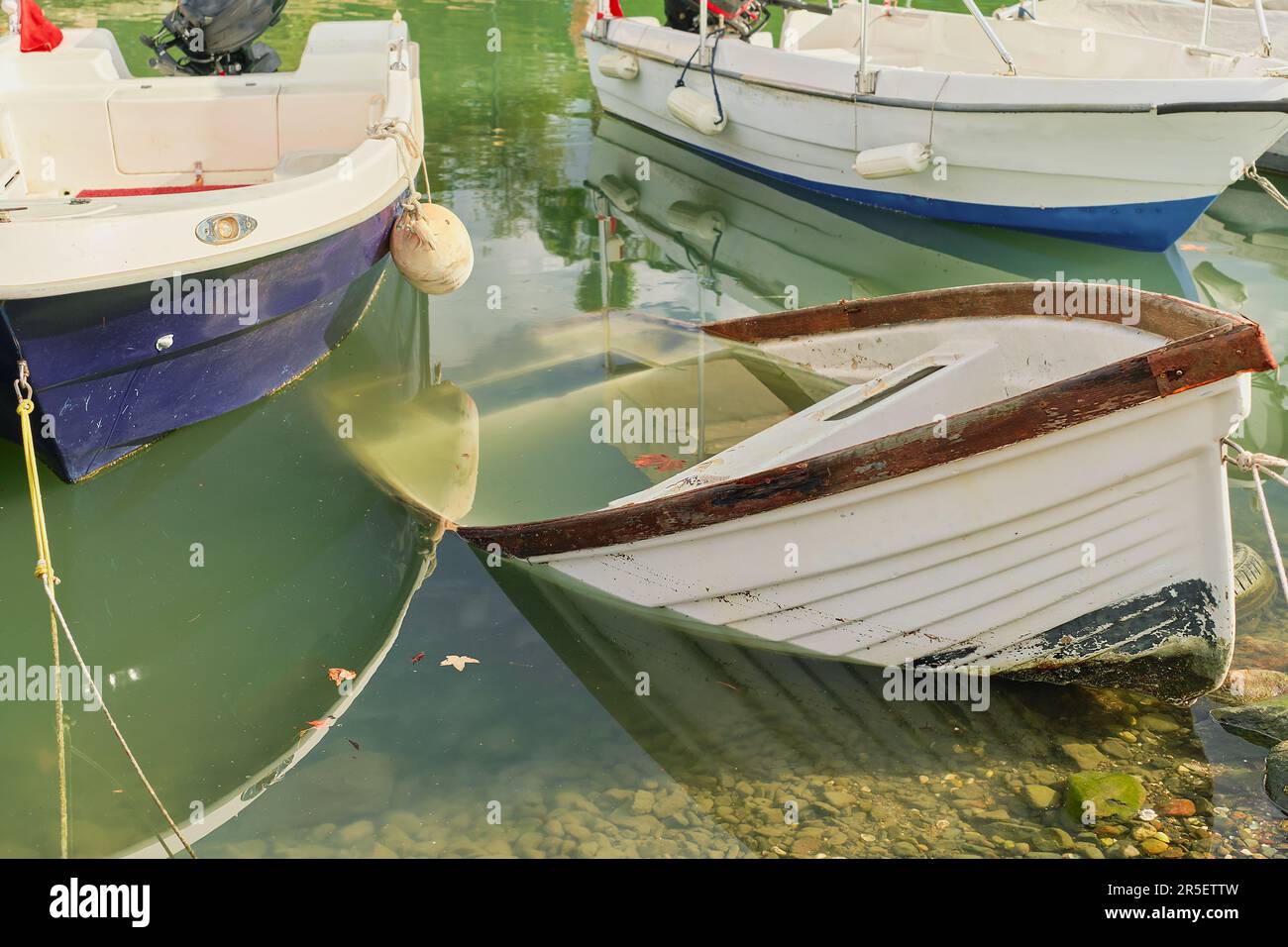 Fischerboote am Pier, versunkenes Boot am Pier, selektiver Fokus, Idee für den Hintergrund Stockfoto