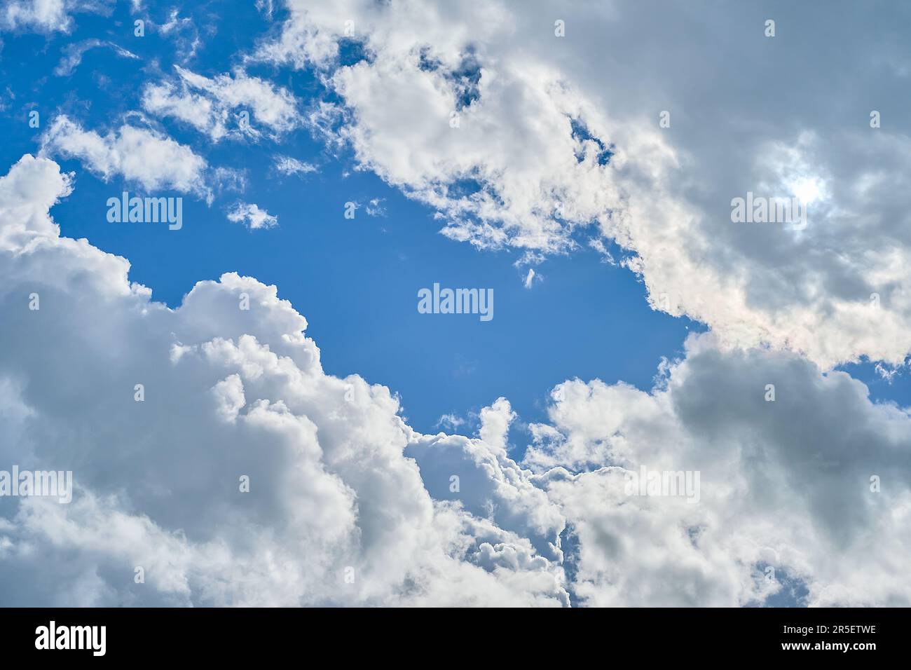 Wunderschöne Cumuluswolken am Frühlingsnachmittag, wunderschöne Aussicht, Idee für den Hintergrund des Klimawandels, Sorge für die Natur Stockfoto