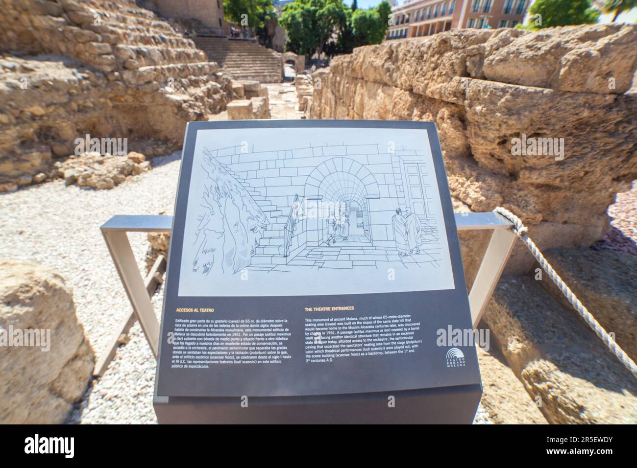 Malaga, Spanien - September 23. 2019: Informationstafel im römischen Theater von Malaga, Andalusien, Spanien Stockfoto