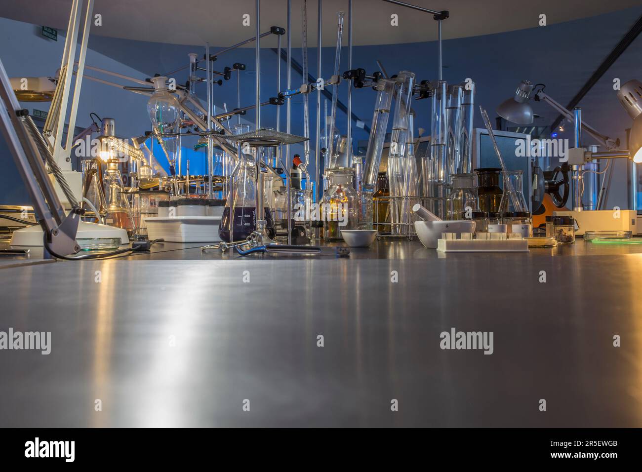 Cartagena, Spanien - 14. September 2018: Laborausrüstungstabelle der Meereswissenschaften. ARQUA National Museum of Underwater Archaelogy Stockfoto