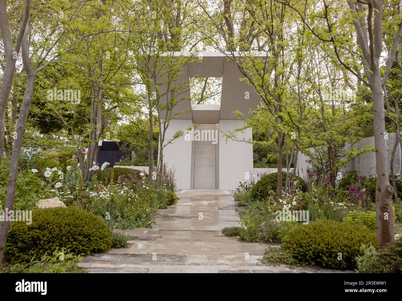 Der von Gavin McWilliam und Andrew Wilson auf der Chelsea Flower Show 2023 in London entworfene Garten. Stockfoto