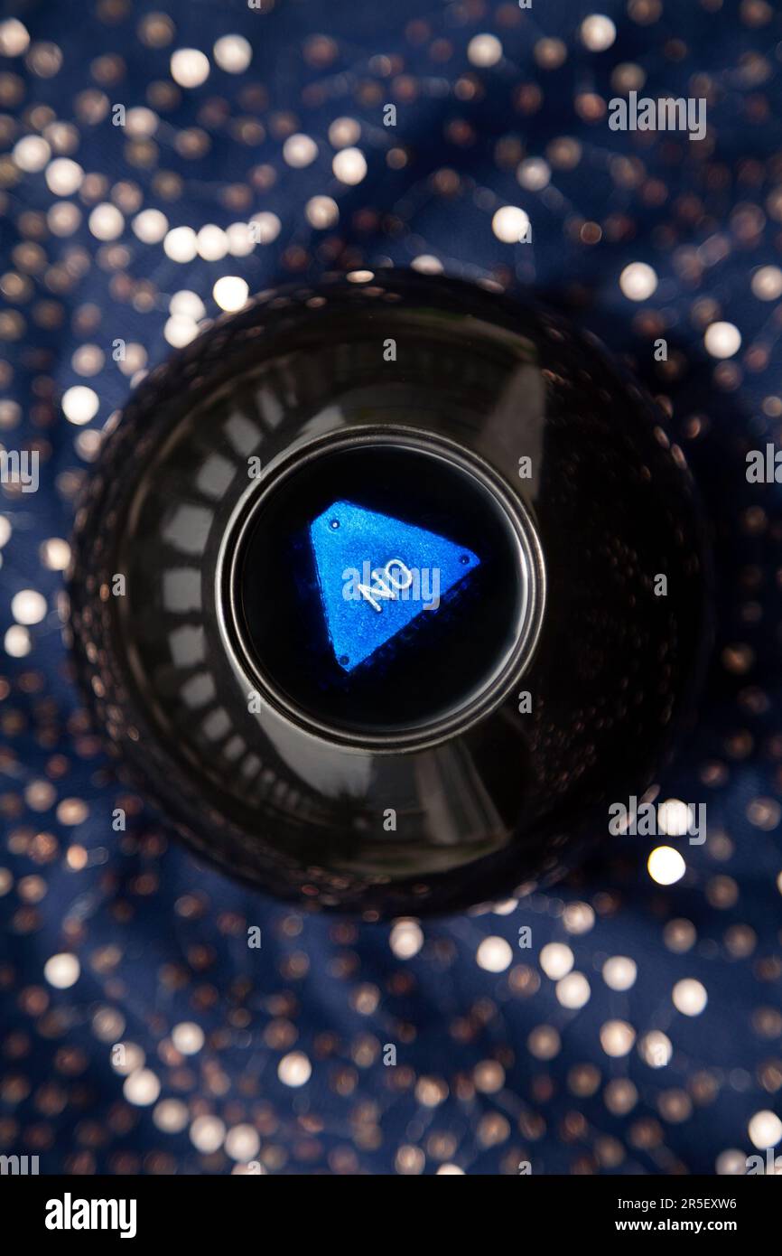 Ein magisches Ballspiel zur Vorhersage der Zukunft sagt Nein zu einer Frage. Ein Glücksspielzeug, das eine negative Antwort gibt Stockfoto