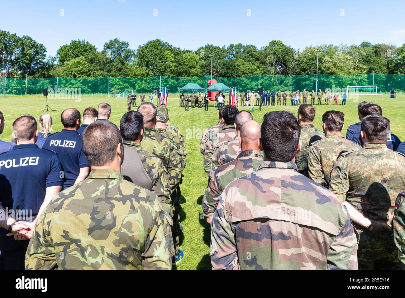 Gubin, Polen. 03. Juni 2023. Teilnehmer des Oderland-März 26. stehen bei der Eröffnungszeremonie. Für den 26. Deutsch-polnischen Oderland März haben sich 87 Teams sowie 39 Einzelstarter registriert, insgesamt etwa 500 Teilnehmer der deutschen Streitkräfte, Polizei und Feuerwehr sowie der Streitkräfte aus Polen, der Tschechischen Republik, Frankreich, Lettland und den USA. Die Teilnehmer laufen 10 km, überqueren den Grenzfluss Neisse, schießen mit Sportgewehren und transportieren verletzte Personen. Kredit: Frank Hammerschmidt/dpa/Alamy Live News Stockfoto