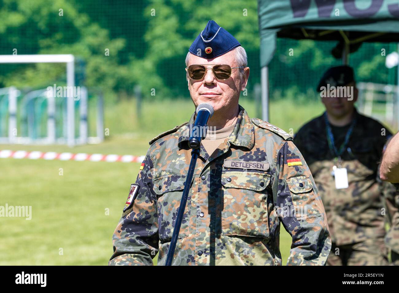 03. Juni 2023, Polen, Gubin: Oberst Olaf Detlefsen, Befehlshaber des Brandenburger Staatskommandos der Deutschen Streitkräfte, hält anlässlich der Eröffnung des Oderland-März 26. eine Rede. Für den 26. Deutsch-polnischen Oderland März haben sich 87 Teams sowie 39 Einsteiger registriert, insgesamt etwa 500 Teilnehmer der Bundeswehr, der Polizei und der Feuerwehr sowie der Streitkräfte aus Polen, der Tschechischen Republik, Frankreich, Lettland und den USA. Die Teilnehmer laufen 10 km, überqueren den Grenzfluss Neisse, schießen mit Sportgewehren und transportieren verletzte Personen. Foto: Frank Hammers Stockfoto